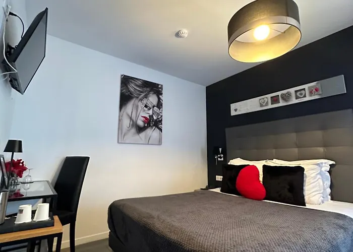 Hotel Eden Cassis - Centre-Ville- Piscine Chauffee, Jacuzzi Et Sauna - Parking Prive